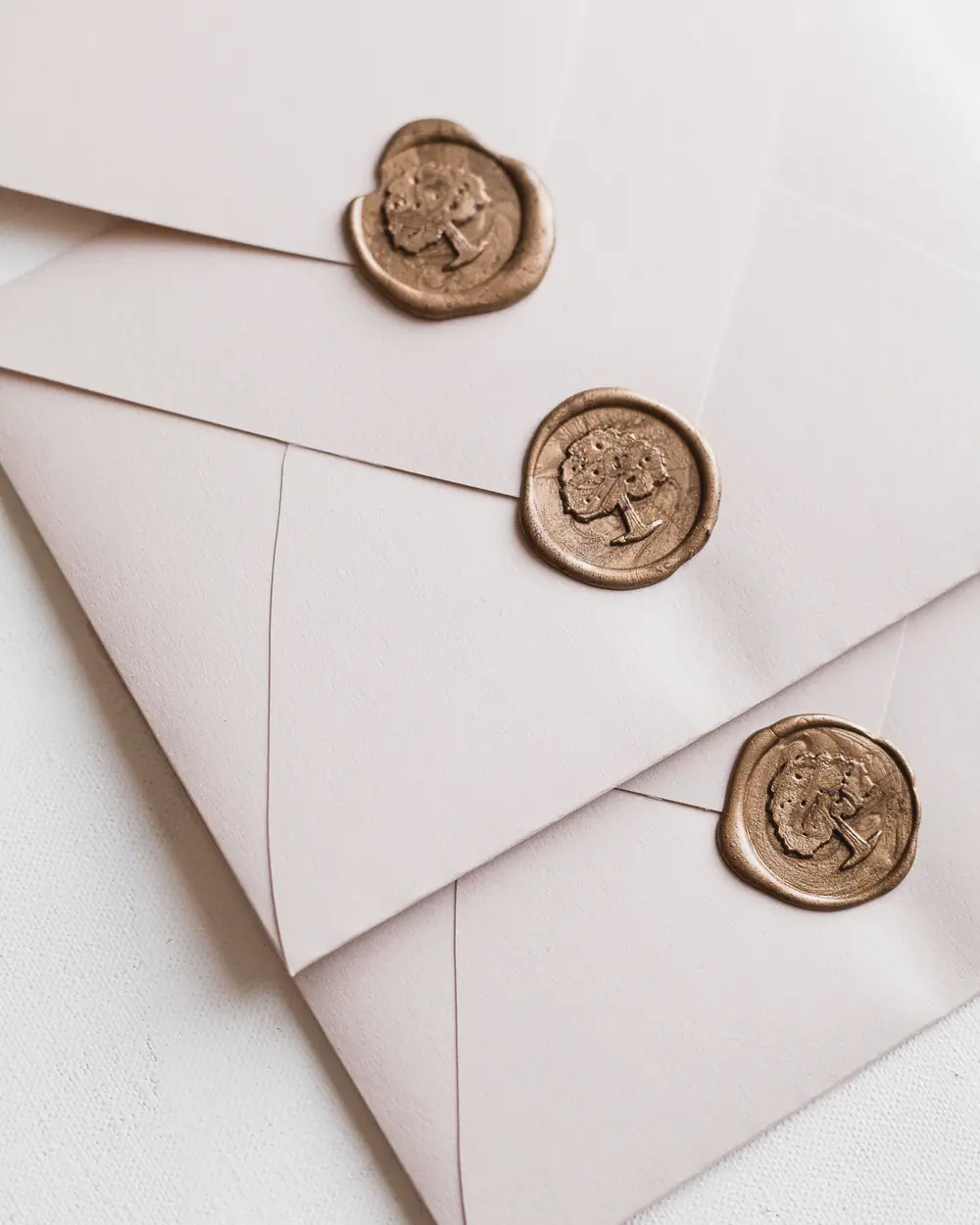 Enveloppes scellées à la cire